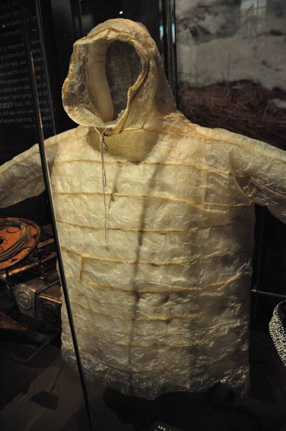 Roupa impermeável feita com intestino de Caribou, no Museu de Anchorage, no Alaska